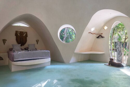 Room-unique Jungle Dome 2 Queen Beds