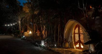 Room in Lodge - Unique Jungle Dome 2 Queen Beds