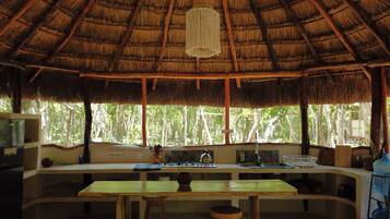 Room, 1 Bedroom | Living area | Books