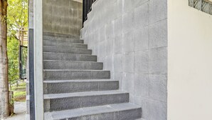 Un escalier en pierre menant à une porte.