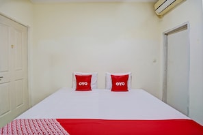 Desk, laptop workspace, free WiFi, bed sheets - Hotel O Garden Homestay 3 Merlion (Surabaya)