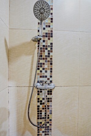 Standard-Doppelzimmer | Badezimmer | Dusche, Handtücher, Toilettenpapier