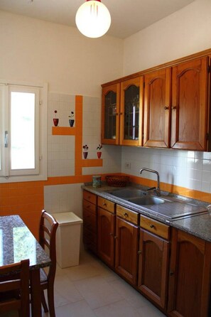Fridge, oven, stovetop, coffee/tea maker