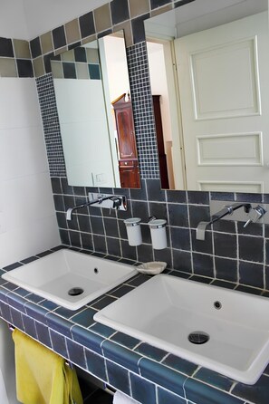 Dutxa, assecador de cabells i tovalloles 