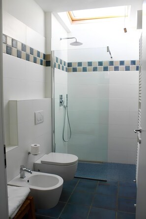 Dusj, hårføner og håndklær
