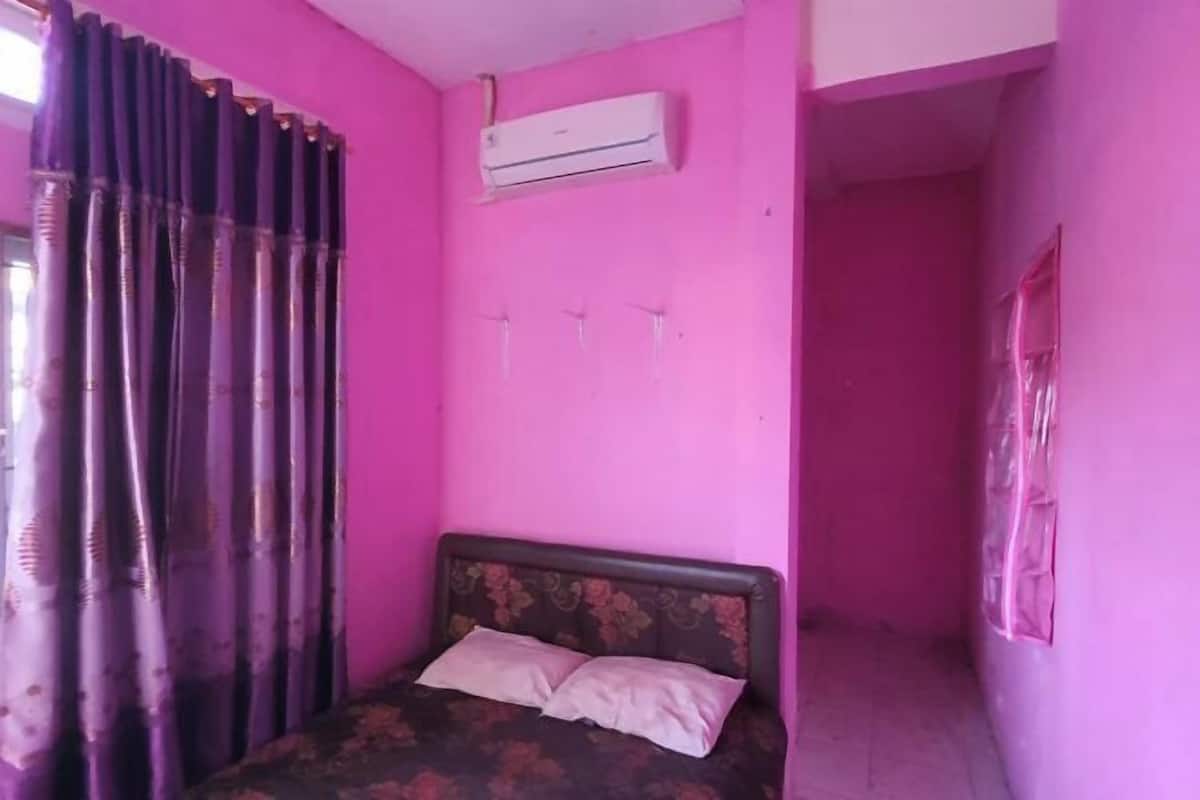 Een bureau, een laptopwerkplek, gratis wifi, beddengoed