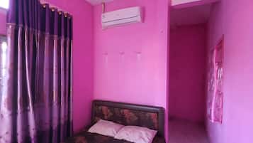 Dobbeltrom – standard | Skrivebord, skrivebord for bærbar PC, wi-fi (inkludert) og sengetøy