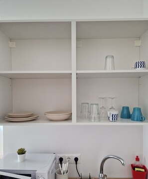 Refrigerador, microondas, tetera eléctrica y congelador