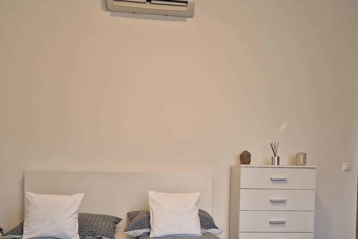 Classic Studio, 1 Queen Bed | Desk, blackout curtains, iron/ironing board, free WiFi