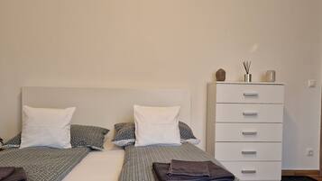 Classic Studio, 1 Queen Bed | Desk, blackout drapes, iron/ironing board, free WiFi