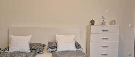 Classic Studio, 1 Queen Bed | Desk, blackout drapes, iron/ironing board, free WiFi