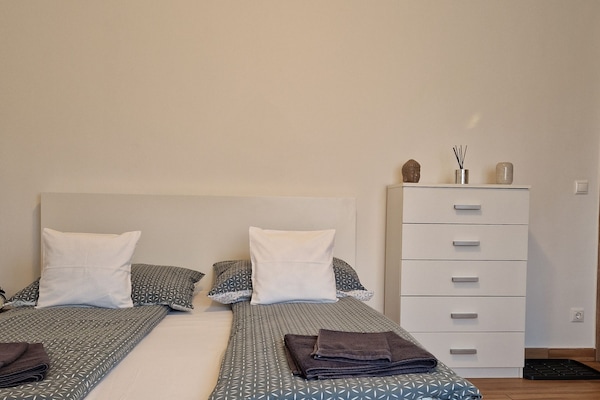 Estudio clásico, 1 cama Queen size | Escritorio, cortinas blackout y tabla de planchar con plancha