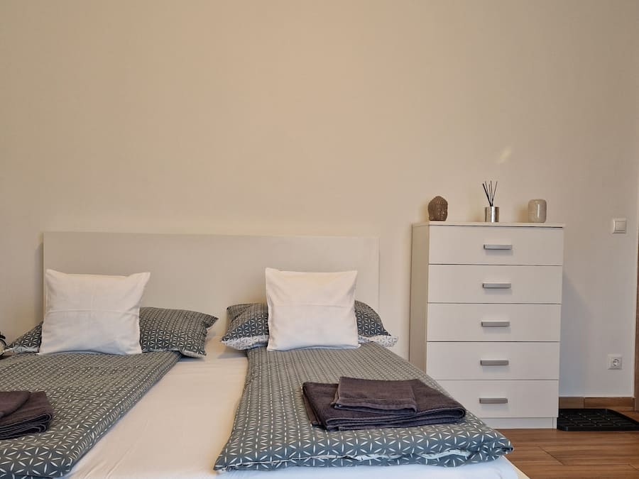 Klassieke studio, 1 queensize bed | Een bureau, verduisterende gordijnen, een strijkplank/strijkijzer