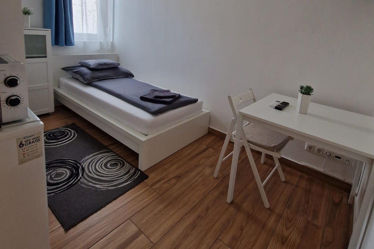 Classic Studio | Desk, blackout curtains, iron/ironing board, free WiFi