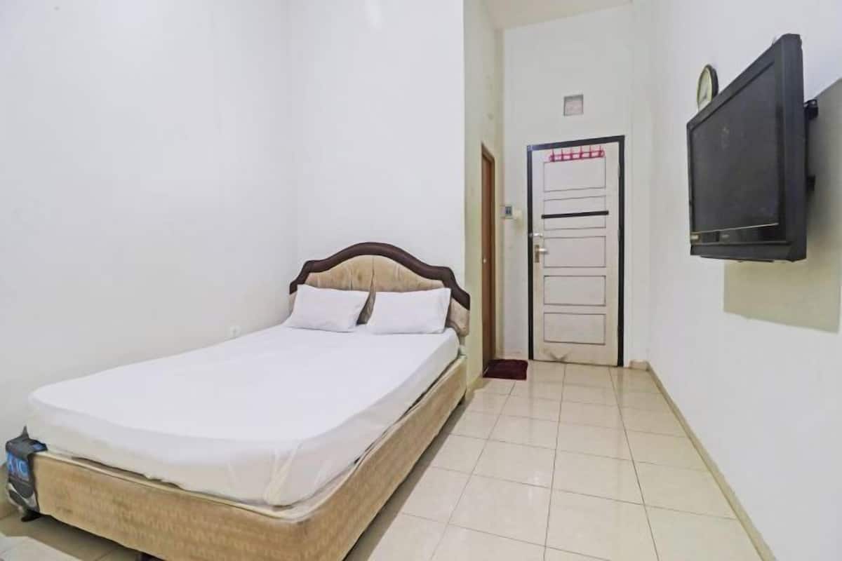 Laptop workspace, free WiFi, bed sheets