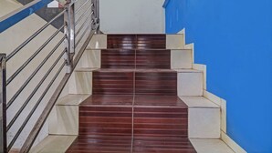 A staircase with metal railings and wooden steps. - Hotel O Arizona Homestay (Jambi)