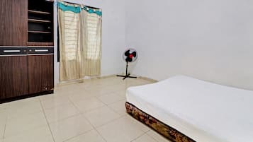 Double Room | Laptop workspace, free WiFi, bed sheets
