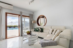 TV, video games - Villa "El Ancla" with Sea View, Private Pool and Wi-Fi (Playa Blanca)