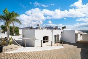 A rooftop terrace with a palm tree, satellite dishes, and a clear sky. - Villa "El Ancla" with Sea View, Private Pool and Wi-Fi (Playa Blanca)