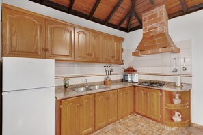 Frigorifero, microonde, piano cottura, macchina per tè/caffè