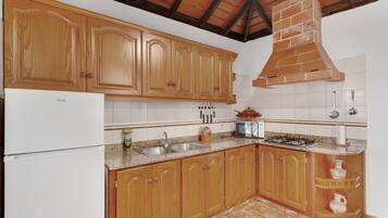 Kühlschrank, Mikrowelle, Herdplatte, Wasserkocher mit Kaffee-/Teezubehör