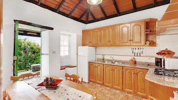 Refrigerador, microondas, placa de cocina, cafetera/tetera