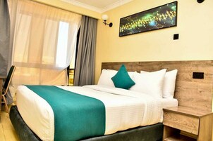 Habitación Deluxe | Espacio para trabajar con un portátil y cortinas opacas