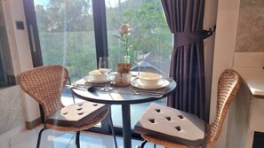 Apartment, 1 Bedroom, Accessible, Balcony | Dining