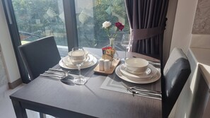 Apartment, 1 Bedroom, Accessible, Balcony | Dining