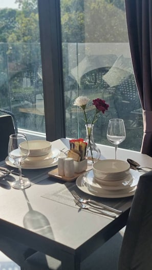 Apartment, 1 Bedroom, Accessible, Balcony | Dining