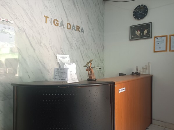 Reception - OYO 93117 Penginapan Tiga Dara (Jayapura)