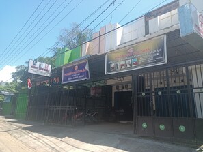 Front of property - OYO 93117 Penginapan Tiga Dara (Jayapura)