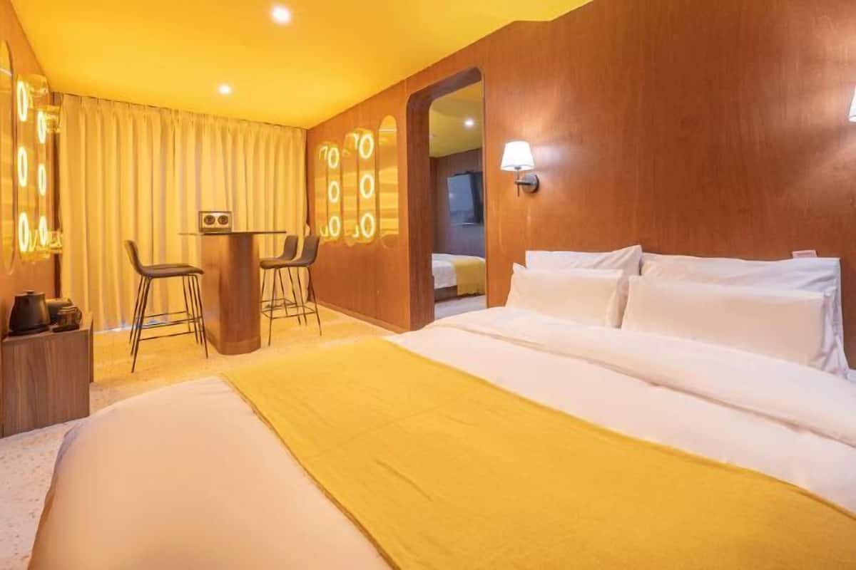 1 Schlafzimmer, hochwertige Bettwaren, Verdunkelungsvorhänge