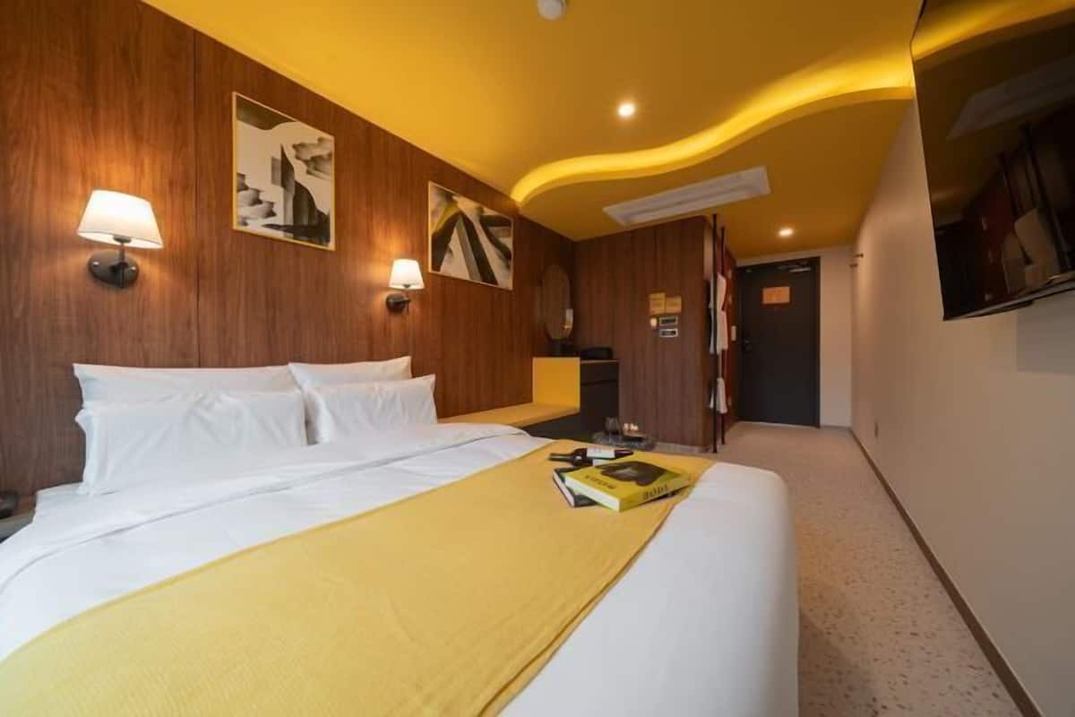 Ropa de cama de alta calidad, cortinas opacas, sistema de insonorización