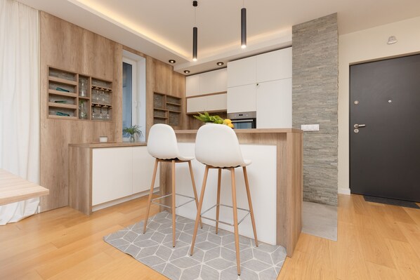 Departamento, 3 habitaciones, 2 baños | Cocina privada | Microondas, lavavajillas, cafetera y tetera y utensilios de cocina 