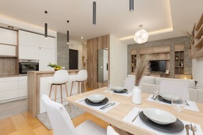 Microwave, dishwasher, coffee/tea maker, cookware/dishes/utensils - Cozy Apartment With Balcony by Renters (Warsaw)