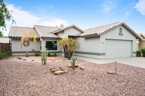 Exterior - Sunkissed Private Pool 3BR Oasis w/ Outdoor Lounge (Phoenix)
