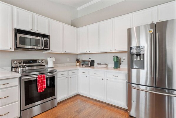 ثلاجة، ميكروويف، فرن، موقد طهي مسطح