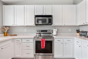 Geladeira, micro-ondas, fogão, cooktop