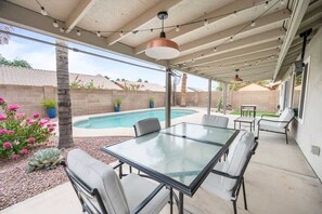 Outdoor dining - Sunkissed Private Pool 3BR Oasis w/ Outdoor Lounge (Phoenix)
