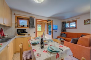 Apartamento família, 2 quartos (Chalet Sciachilo’ Ski In-Ski Out) | Área de estar | TV de tela plana 21 polegadas com canais a cabo, TV