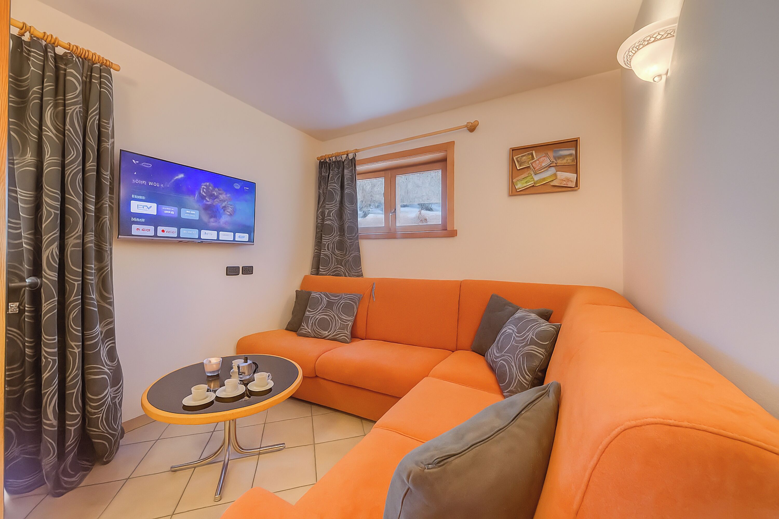 Apartamento família, vários quartos (Chalet Sciachilo’ Ski In-Ski Out) | Área de estar | TV de tela plana 21 polegadas com canais a cabo, TV