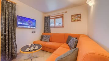 Apartamento família, vários quartos (Chalet Sciachilo’ Ski In-Ski Out) | Área de estar | TV de tela plana 21 polegadas com canais a cabo, TV