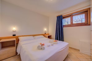 Apartamento família, 2 quartos (Chalet Sciachilo’ Ski In-Ski Out) | 2 quartos, Wi-Fi de cortesia, roupa de cama