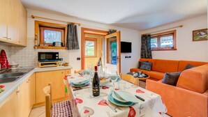 A compact living space with a kitchen, dining area, and seating area. - Chalet Sciachilo’ Ski In-Ski Out 10m (Livigno)