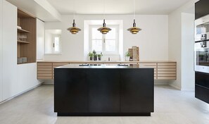 Frigorifero, forno, piano cottura, lavastoviglie