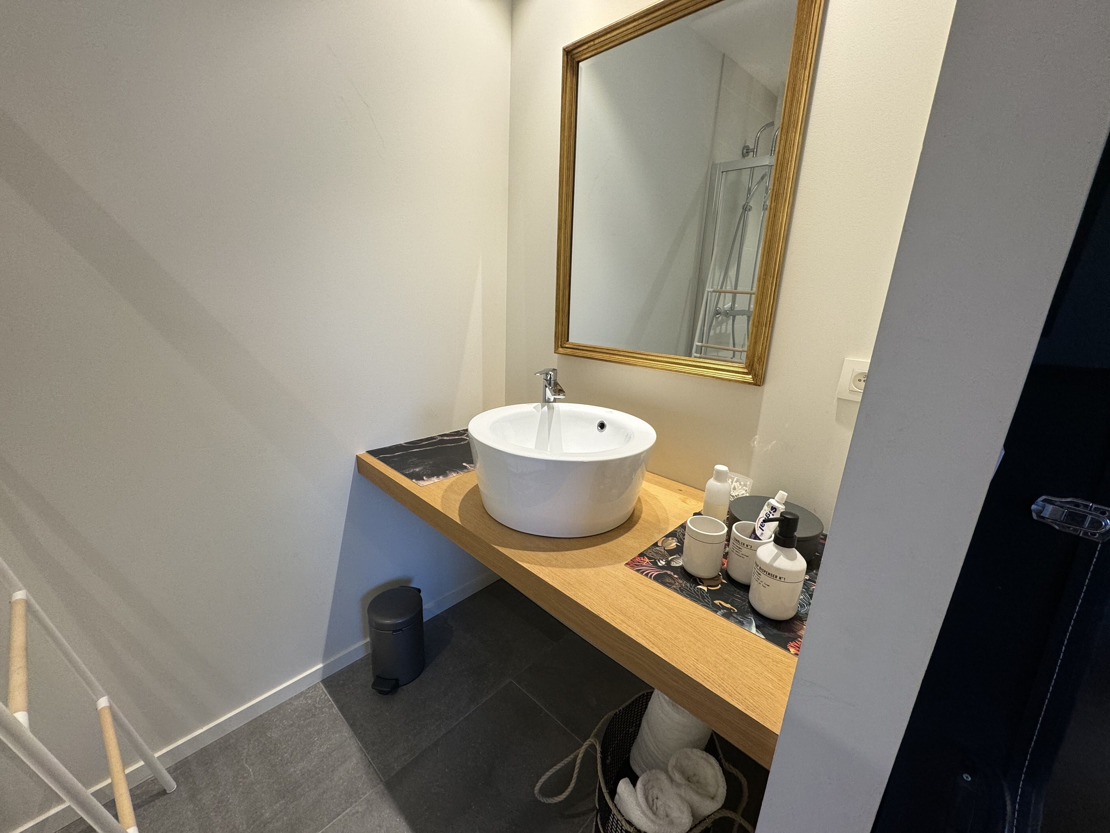 Ein Badezimmer mit Waschbecken, Spiegel und Handtuchhalter.