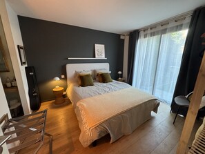 3 bedrooms, iron/ironing board, travel cot, WiFi