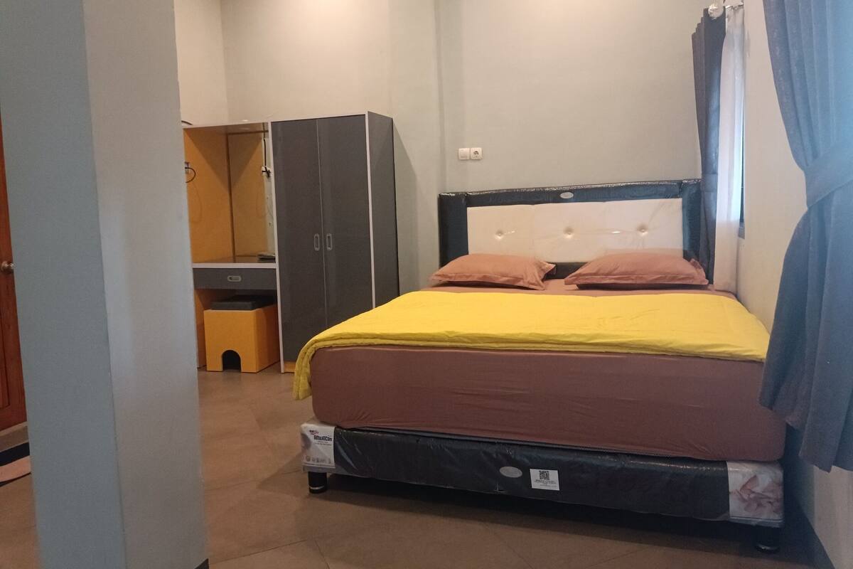 Suite | Brankas, ruang kerja ramah laptop, Wi-Fi gratis, dan seprai linen