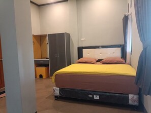 Suite | Brankas, ruang kerja ramah laptop, Wi-Fi gratis, dan seprai linen